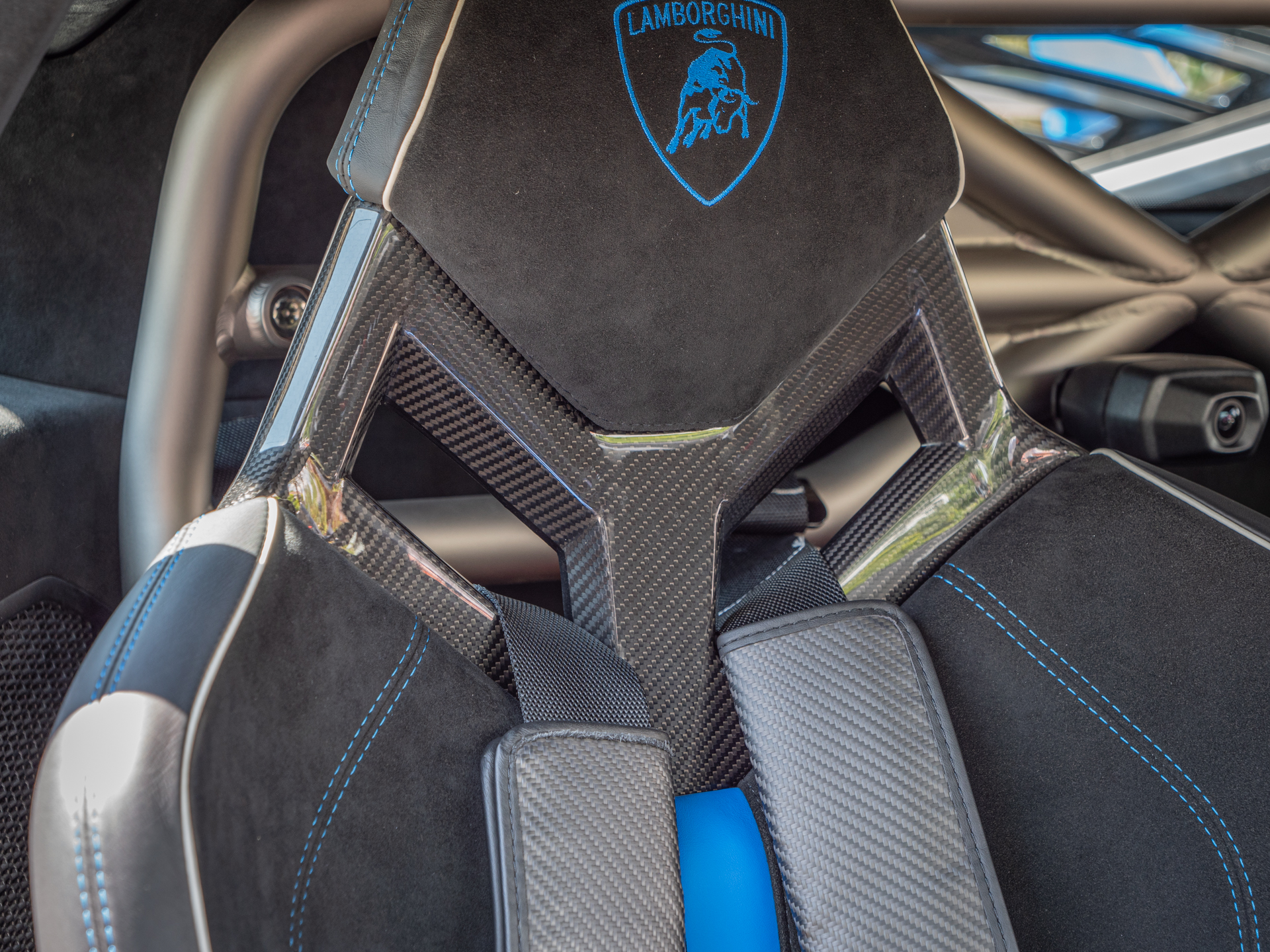 Sièges baquets en carbone – LAMBORGHINI – HURACAN STO – 2021 – Bianco Asopo – 640 ch – V10 Atmo – 13 900 km – Transmission : Sequentielle – Origine Italie – Privaty Cars – Gestion de vente de voitures de collection et youngtimers près de Niort