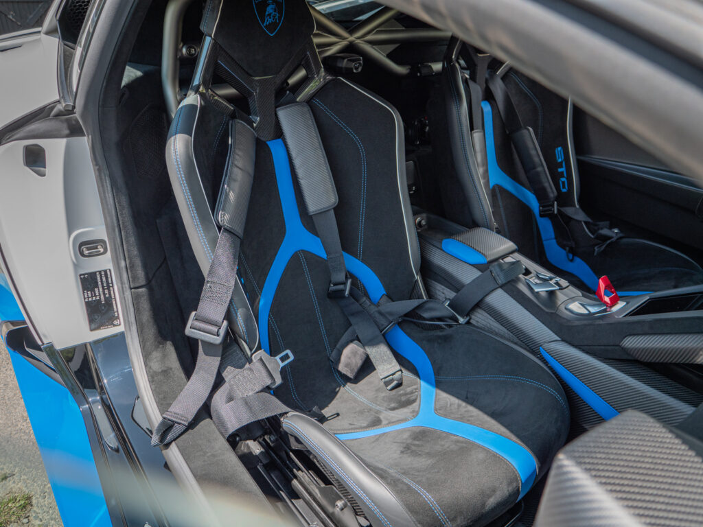 Sièges baquets avec harnais de sécurité – LAMBORGHINI – HURACAN STO – 2021 – Bianco Asopo – 640 ch – V10 Atmo – 13 900 km – Transmission : Sequentielle – Origine Italie – Privaty Cars – Estimation et rachat de véhicules haut de gamme à La Rochelle