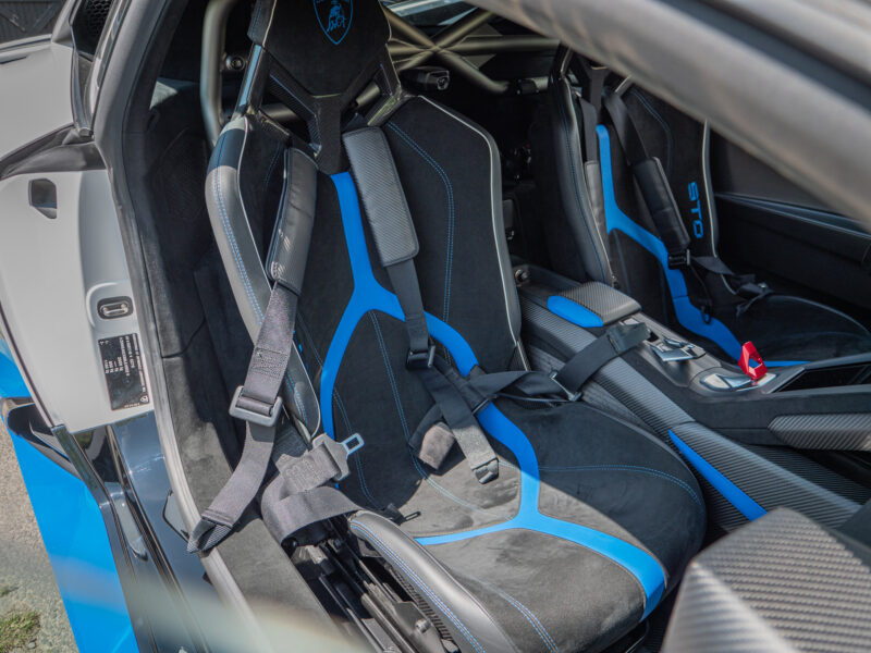 Sièges baquets avec harnais de sécurité – LAMBORGHINI – HURACAN STO – 2021 – Bianco Asopo – 640 ch – V10 Atmo – 13 900 km – Transmission : Sequentielle – Origine Italie – Privaty Cars – Estimation et rachat de véhicules haut de gamme à La Rochelle