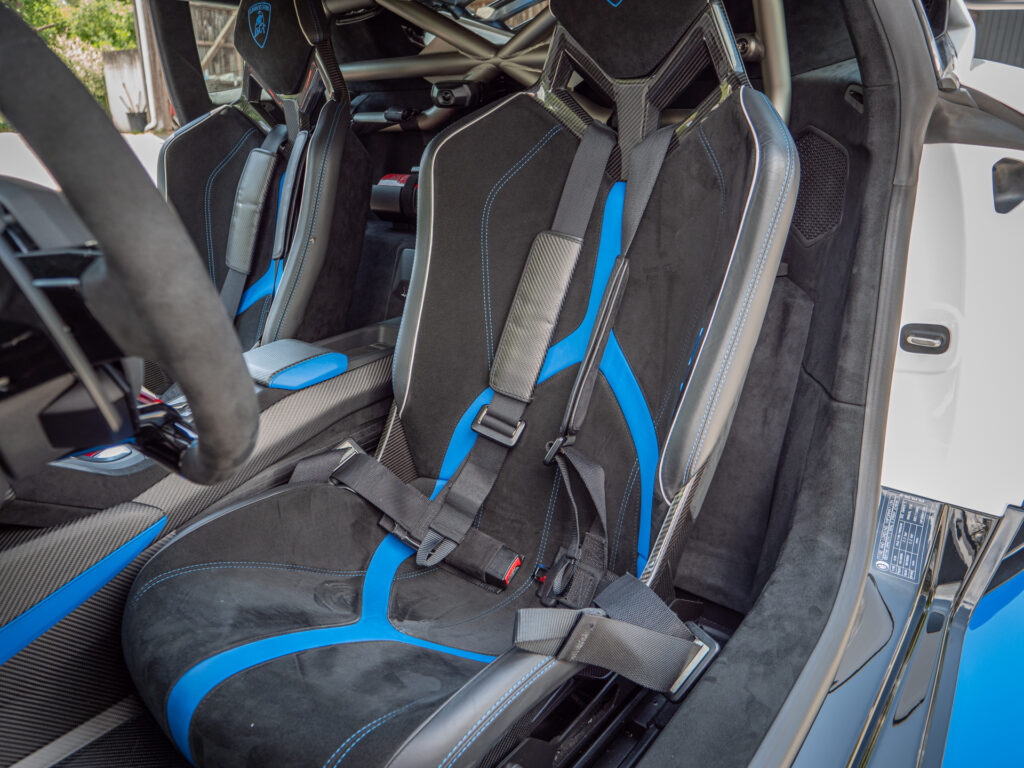 Sièges baquets en alcantara – LAMBORGHINI – HURACAN STO – 2021 – Bianco Asopo – 640 ch – V10 Atmo – 13 900 km – Transmission : Sequentielle – Origine Italie – Privaty Cars – Gestion de vente de voitures de collection et youngtimers près de Niort