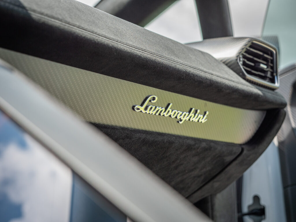 Élément en fibre de carbone avec logo – LAMBORGHINI – HURACAN STO – 2021 – Bianco Asopo – 640 ch – V10 Atmo – 13 900 km – Transmission : Sequentielle – Origine Italie – Privaty Cars – Courtage automobile pour véhicules exclusifs dans l’Ouest de la France