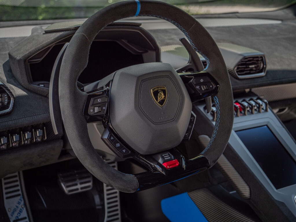 Volant sport en cuir alcantara – LAMBORGHINI – HURACAN STO – 2021 – Bianco Asopo – 640 ch – V10 Atmo – 13 900 km – Transmission : Sequentielle – Origine Italie – Privaty Cars – Vente de voitures de prestige d’occasion en Charente-Maritime
