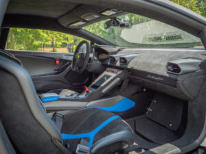 Tableau de bord – LAMBORGHINI – HURACAN STO – 2021 – Bianco Asopo – 640 ch – V10 Atmo – 13 900 km – Transmission : Sequentielle – Origine Italie – Privaty Cars – Gestion de vente de voitures de collection et youngtimers proche de Nantes