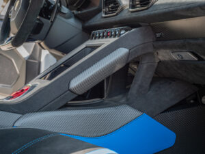 Console centrale avec éléments en carbone – LAMBORGHINI – HURACAN STO – 2021 – Bianco Asopo – 640 ch – V10 Atmo – 13 900 km – Transmission : Sequentielle – Origine Italie – Privaty Cars – Spécialiste des supercars d’occasion à 2 heures de Paris en TGV