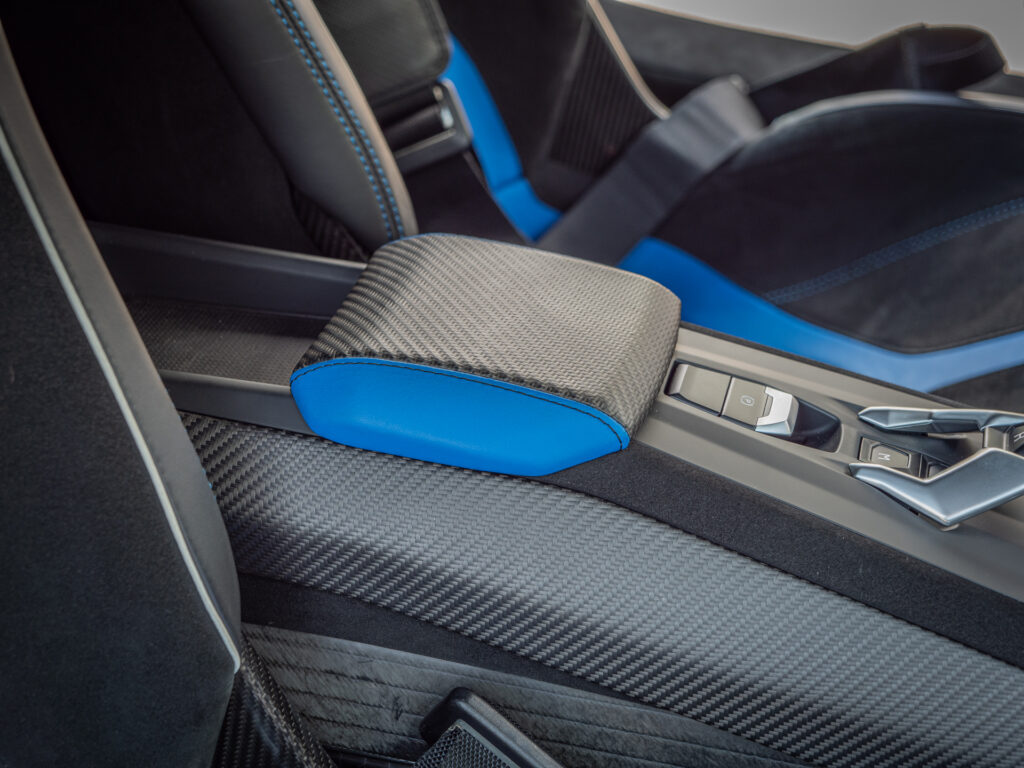 Accoudoir en carbone et cuir – LAMBORGHINI – HURACAN STO – 2021 – Bianco Asopo – 640 ch – V10 Atmo – 13 900 km – Transmission : Sequentielle – Origine Italie – Privaty Cars – Expert des sportives d’occasion haut de gamme proche de Nantes