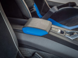 Accoudoir en carbone et cuir – LAMBORGHINI – HURACAN STO – 2021 – Bianco Asopo – 640 ch – V10 Atmo – 13 900 km – Transmission : Sequentielle – Origine Italie – Privaty Cars – Expert des sportives d’occasion haut de gamme proche de Nantes