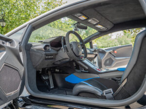 Intérieur avec sièges sport en alcantara – LAMBORGHINI – HURACAN STO – 2021 – Bianco Asopo – 640 ch – V10 Atmo – 13 900 km – Transmission : Sequentielle – Origine Italie – Privaty Cars – Rachat cash de voitures de sport d’occasion proche de Bordeaux