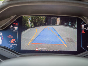 Écran de caméra de recul – LAMBORGHINI – HURACAN STO – 2021 – Bianco Asopo – 640 ch – V10 Atmo – 13 900 km – Transmission : Sequentielle – Origine Italie – Privaty Cars – Commerce de voitures de sport luxe et premium en Nouvelle-Aquitaine