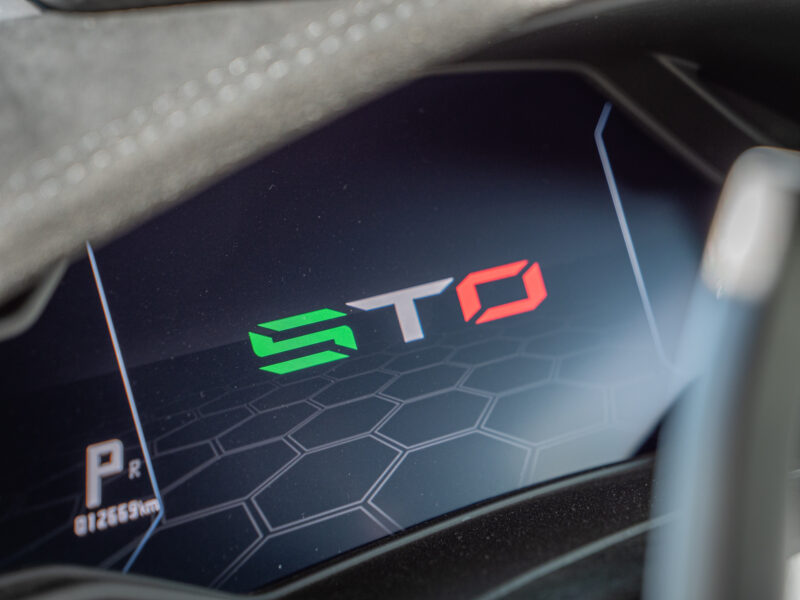 Tableau de bord – LAMBORGHINI – HURACAN STO – 2021 – Bianco Asopo – 640 ch – V10 Atmo – 13 900 km – Transmission : Sequentielle – Origine Italie – Privaty Cars – Achat et vente de voitures de sport d’occasion proche de Bordeaux