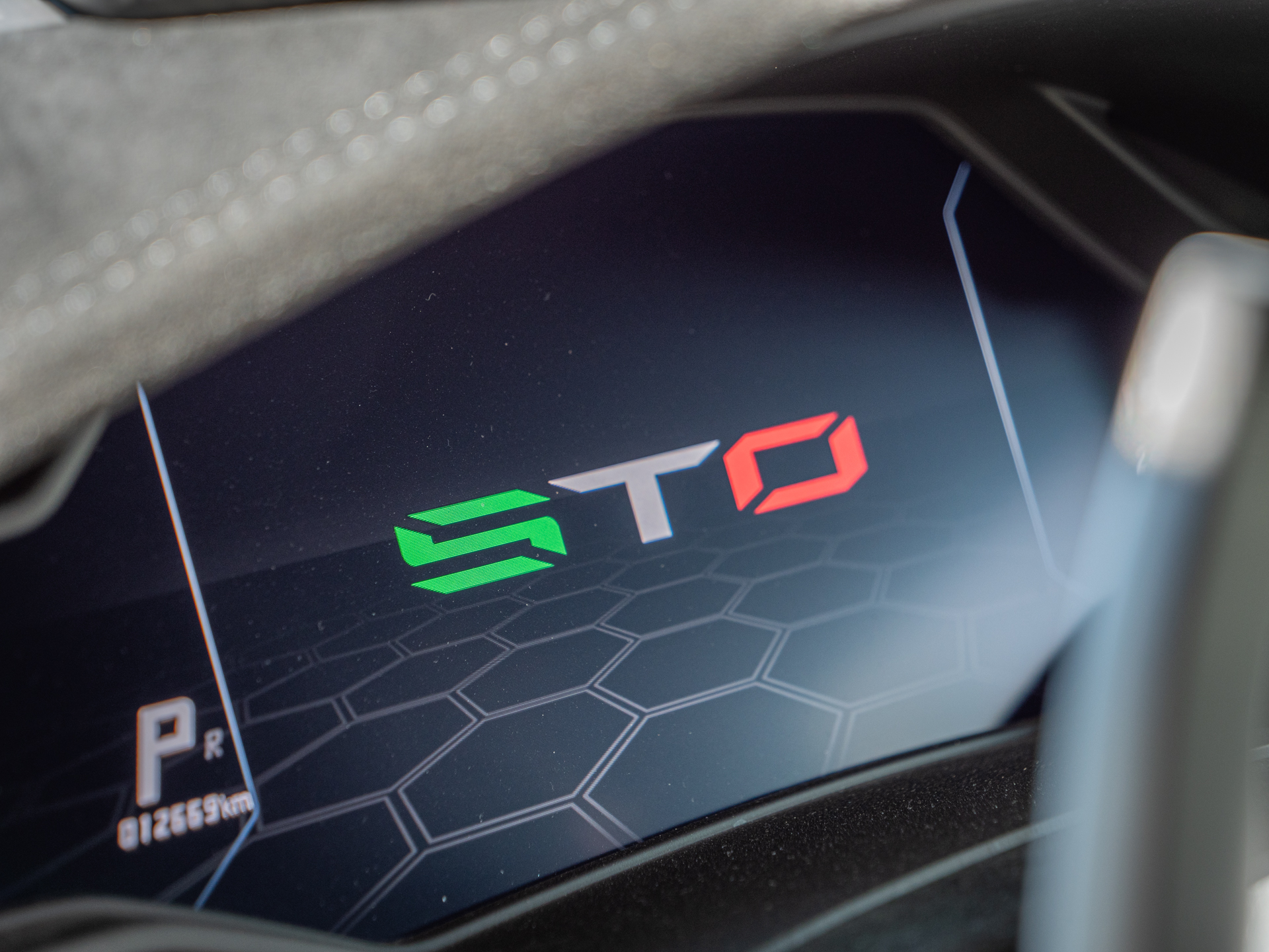 Tableau de bord – LAMBORGHINI – HURACAN STO – 2021 – Bianco Asopo – 640 ch – V10 Atmo – 13 900 km – Transmission : Sequentielle – Origine Italie – Privaty Cars – Achat et vente de voitures de sport d’occasion proche de Bordeaux