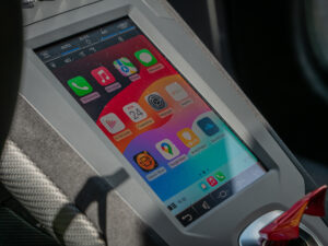 Écran central avec applications numériques – LAMBORGHINI – HURACAN STO – 2021 – Bianco Asopo – 640 ch – V10 Atmo – 13 900 km – Transmission : Sequentielle – Origine Italie – Privaty Cars – Rachat cash de voitures LAMBORGHINI à La Rochelle