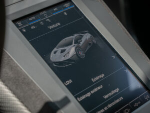 Écran d'affichage central tactile – LAMBORGHINI – HURACAN STO – 2021 – Bianco Asopo – 640 ch – V10 Atmo – 13 900 km – Transmission : Sequentielle – Origine Italie – Privaty Cars – Achat et vente de voitures de luxe d’occasion proche de Nantes