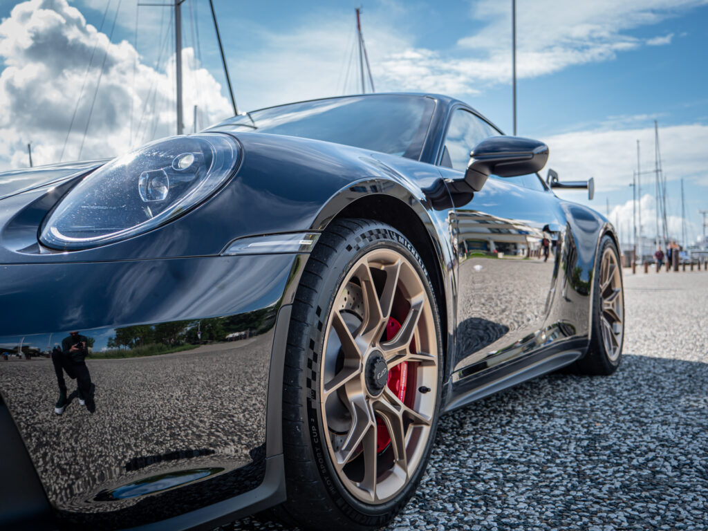 Jante alliage doré avec pneus sportifs – PORSCHE – 911 992 GT3 – 2021 – Noir Intense métallisé – 510 ch – Flat 6 Atmo – 15 900 km – Transmission : Sequentielle – Origine France – Privaty Cars – Sélection de véhicules PORSCHE disponibles en Charente-Maritime