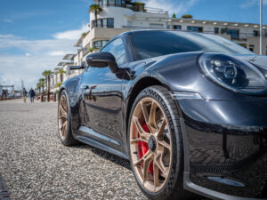 Jante alliage doré avec pneus sportifs – PORSCHE – 911 992 GT3 – 2021 – Noir Intense métallisé – 510 ch – Flat 6 Atmo – 15 900 km – Transmission : Sequentielle – Origine France – Privaty Cars – Vente de voitures de prestige d’occasion entre Bordeaux et Nantes