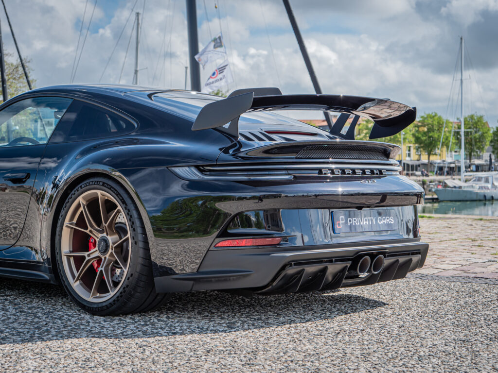 Aileron arrière avec double sortie d'échappement – PORSCHE – 911 992 GT3 – 2021 – Noir Intense métallisé – 510 ch – Flat 6 Atmo – 15 900 km – Transmission : Sequentielle – Origine France – Privaty Cars – Rachat immédiat de véhicules de prestige en Nouvelle-Aquitaine