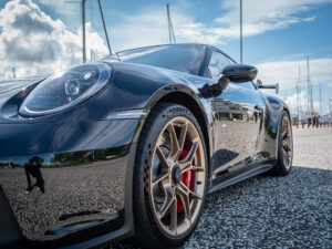 Jante alliage doré avec pneus sportifs – PORSCHE – 911 992 GT3 – 2021 – Noir Intense métallisé – 510 ch – Flat 6 Atmo – 15 900 km – Transmission : Sequentielle – Origine France – Privaty Cars – Sélection de véhicules PORSCHE disponibles en Charente-Maritime