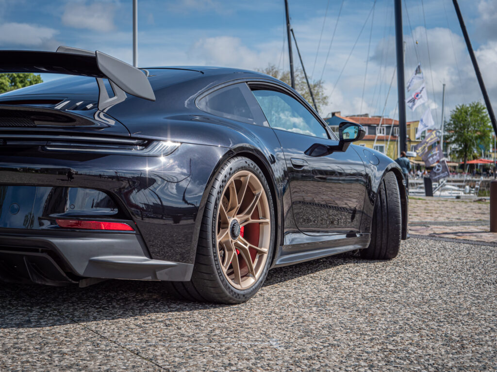 Aileron arrière avec diffuseur intégré – PORSCHE – 911 992 GT3 – 2021 – Noir Intense métallisé – 510 ch – Flat 6 Atmo – 15 900 km – Transmission : Sequentielle – Origine France – Privaty Cars – Rachat cash de voitures PORSCHE entre Bordeaux et Nantes