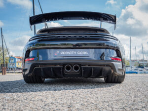 Aileron arrière avec diffuseur intégré – PORSCHE – 911 992 GT3 – 2021 – Noir Intense métallisé – 510 ch – Flat 6 Atmo – 15 900 km – Transmission : Sequentielle – Origine France – Privaty Cars – Dépôt-vente de véhicules PORSCHE à La Rochelle