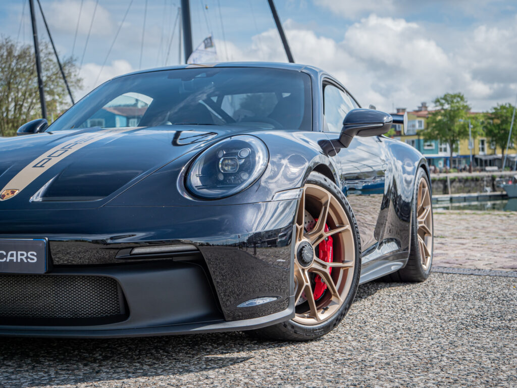 Jante alliage doré avec étriers rouges – PORSCHE – 911 992 GT3 – 2021 – Noir Intense métallisé – 510 ch – Flat 6 Atmo – 15 900 km – Transmission : Sequentielle – Origine France – Privaty Cars – Achat et vente de voitures de sport d’occasion près de Poitiers