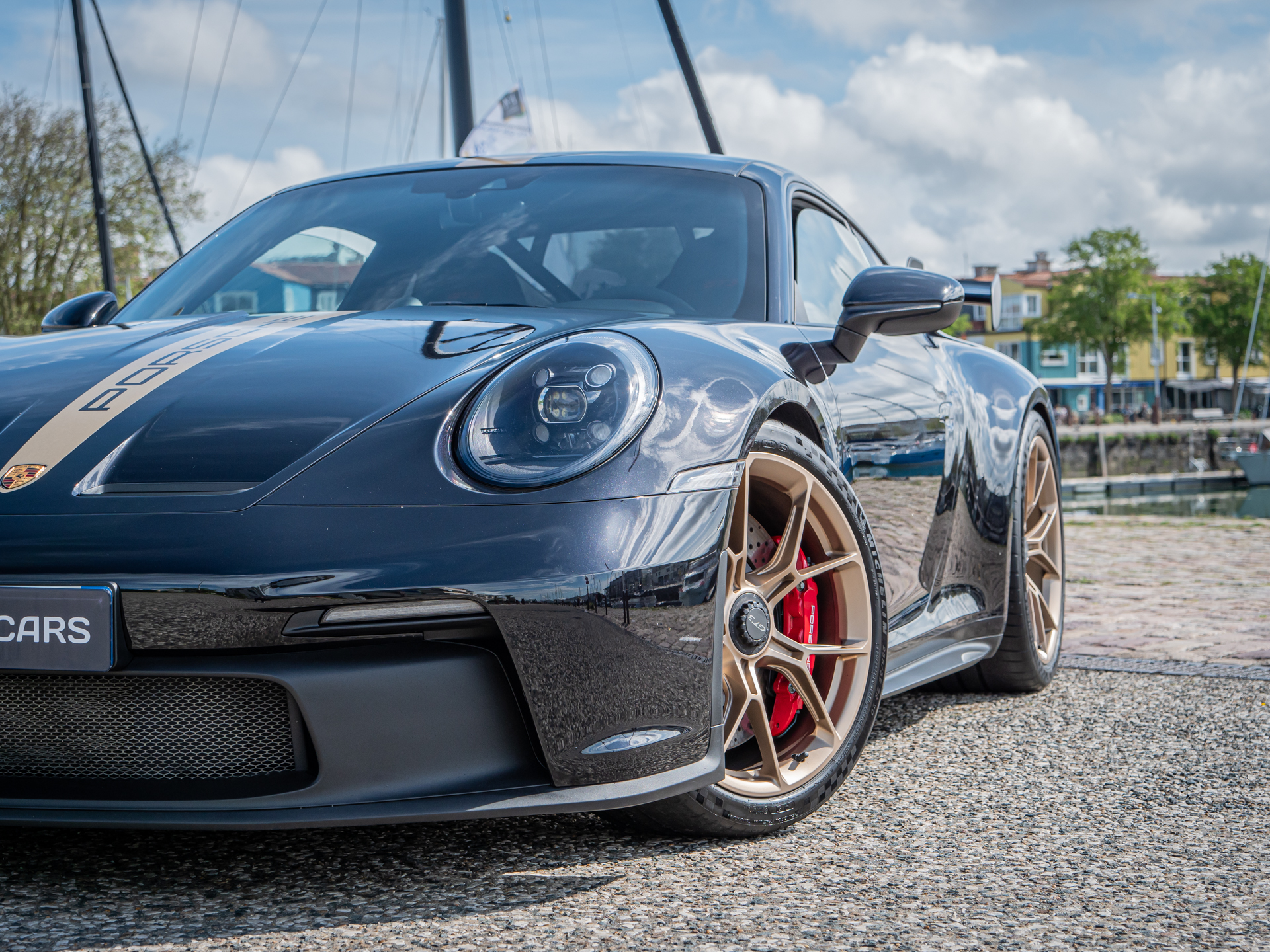 Jante alliage doré avec étriers rouges – PORSCHE – 911 992 GT3 – 2021 – Noir Intense métallisé – 510 ch – Flat 6 Atmo – 15 900 km – Transmission : Sequentielle – Origine France – Privaty Cars – Achat et vente de voitures de sport d’occasion près de Poitiers