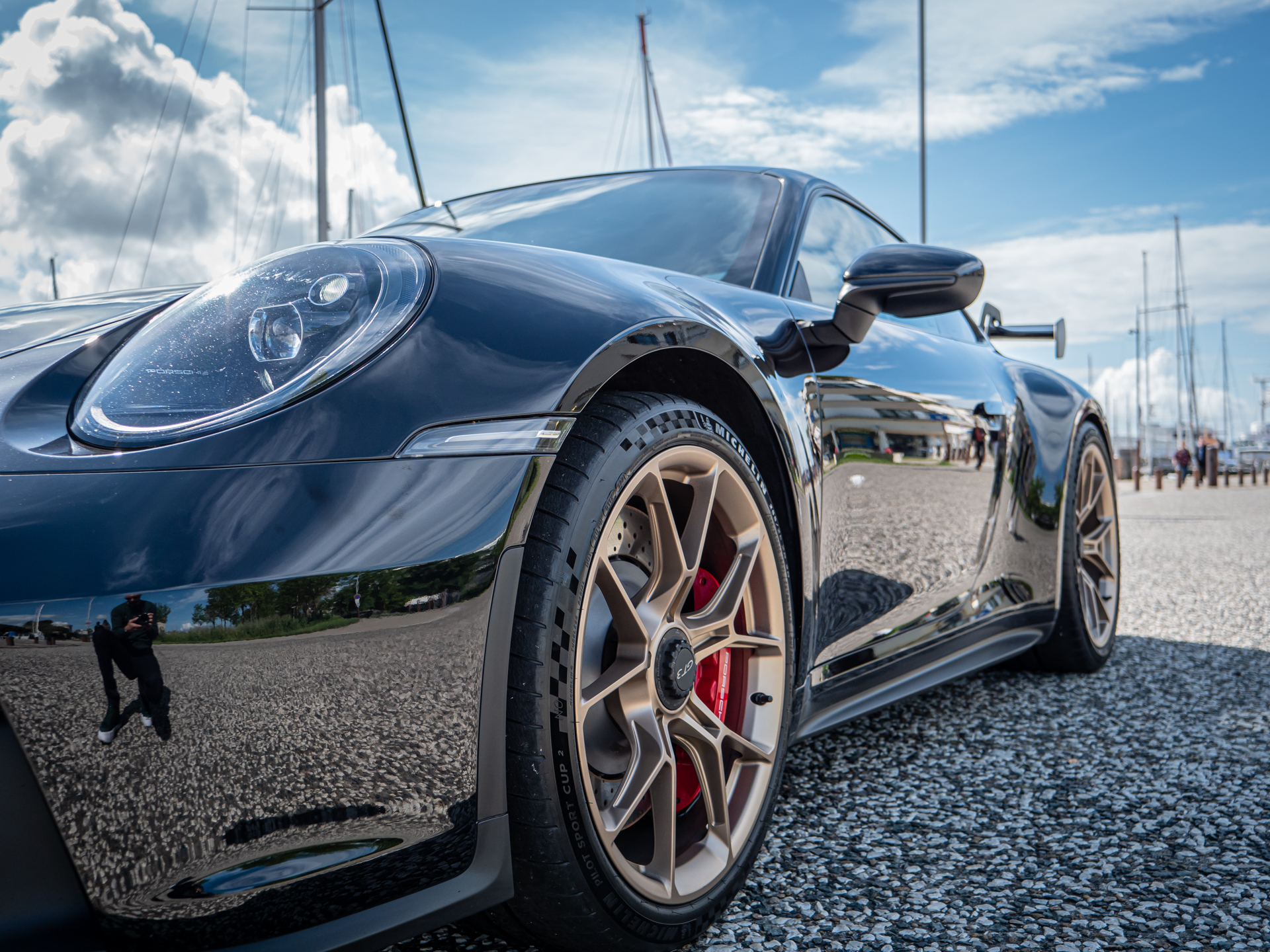 Jante alliage doré avec pneus sportifs – PORSCHE – 911 992 GT3 – 2021 – Noir Intense métallisé – 510 ch – Flat 6 Atmo – 15 900 km – Transmission : Sequentielle – Origine France – Privaty Cars – Sélection de véhicules PORSCHE disponibles en Charente-Maritime