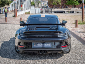 Vue arrière avec aileron et diffuseur – PORSCHE – 911 992 GT3 – 2021 – Noir Intense métallisé – 510 ch – Flat 6 Atmo – 15 900 km – Transmission : Sequentielle – Origine France – Privaty Cars – Rachat express de supercars et hypercars proche de Nantes