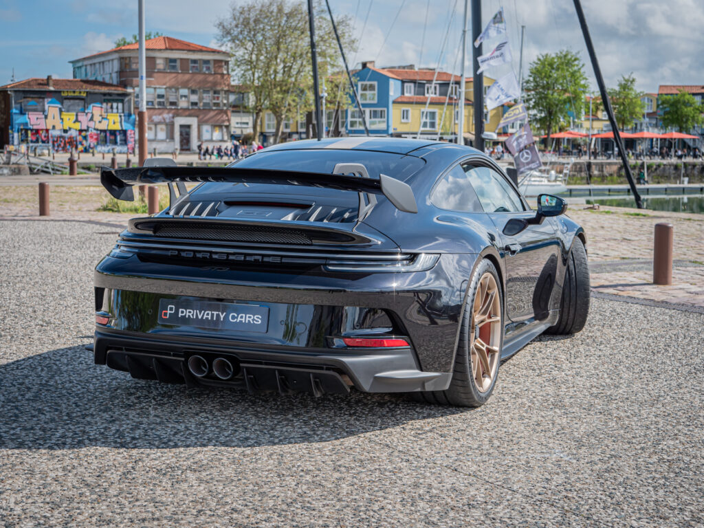 Vue arrière avec aileron et diffuseur – PORSCHE – 911 992 GT3 – 2021 – Noir Intense métallisé – 510 ch – Flat 6 Atmo – 15 900 km – Transmission : Sequentielle – Origine France – Privaty Cars – Spécialiste indépendant Porsche, Ferrari et McLaren proche de Bordeaux