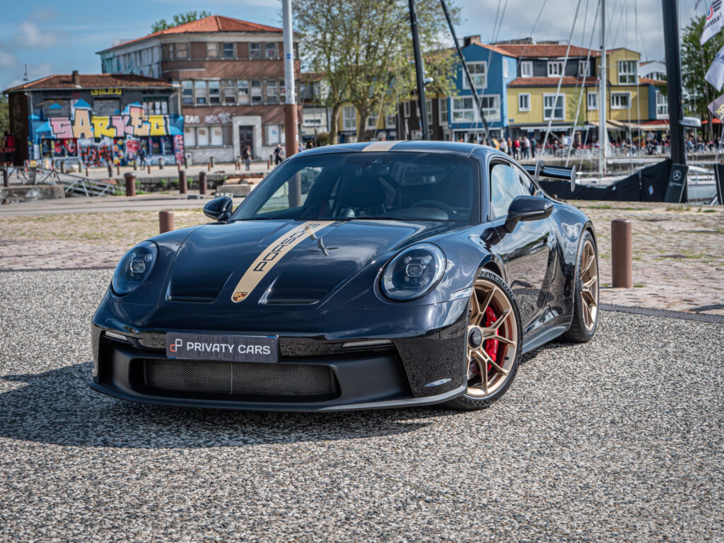 Vue avant avec jantes dorées – PORSCHE – 911 992 GT3 – 2021 – Noir Intense métallisé – 510 ch – Flat 6 Atmo – 15 900 km – Transmission : Sequentielle – Origine France – Privaty Cars – Vente de voitures de prestige d’occasion entre Bordeaux et Nantes
