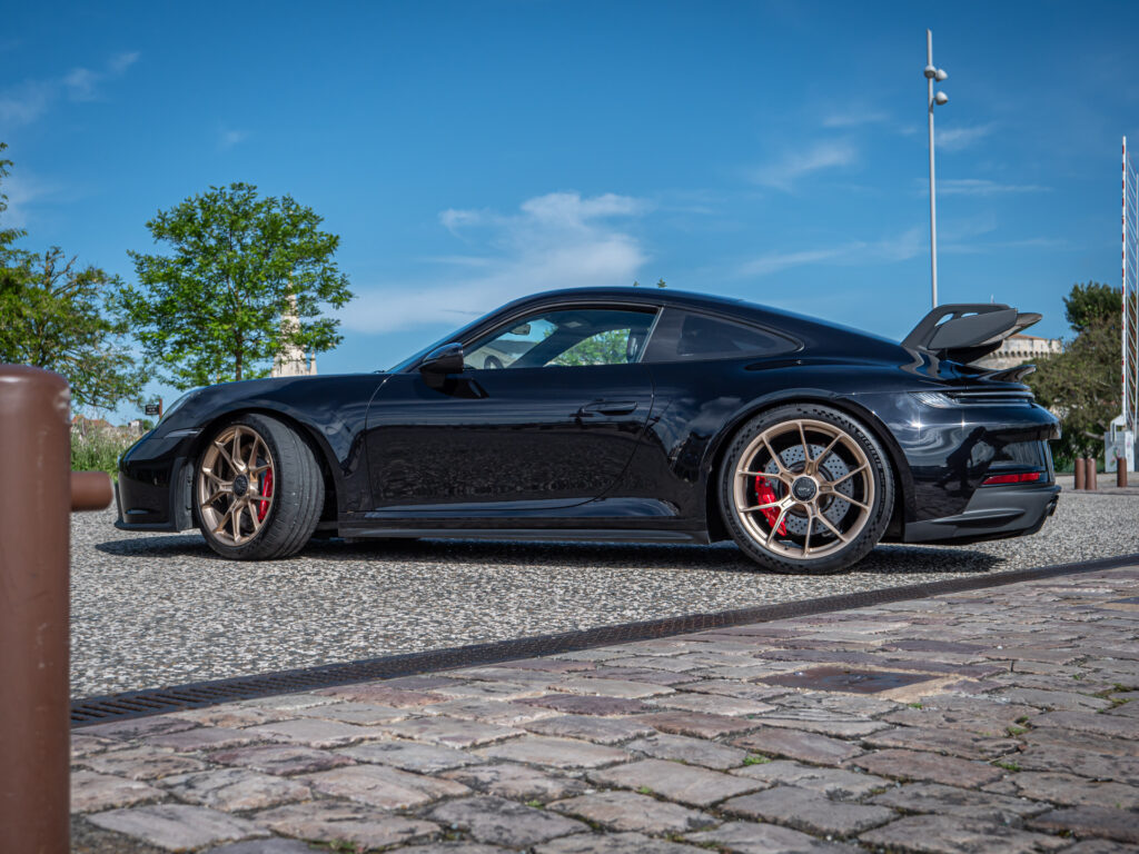 Vue latérale avec aileron arrière – PORSCHE – 911 992 GT3 – 2021 – Noir Intense métallisé – 510 ch – Flat 6 Atmo – 15 900 km – Transmission : Sequentielle – Origine France – Privaty Cars – Vente de voitures de prestige d’occasion dans l’Ouest de la France