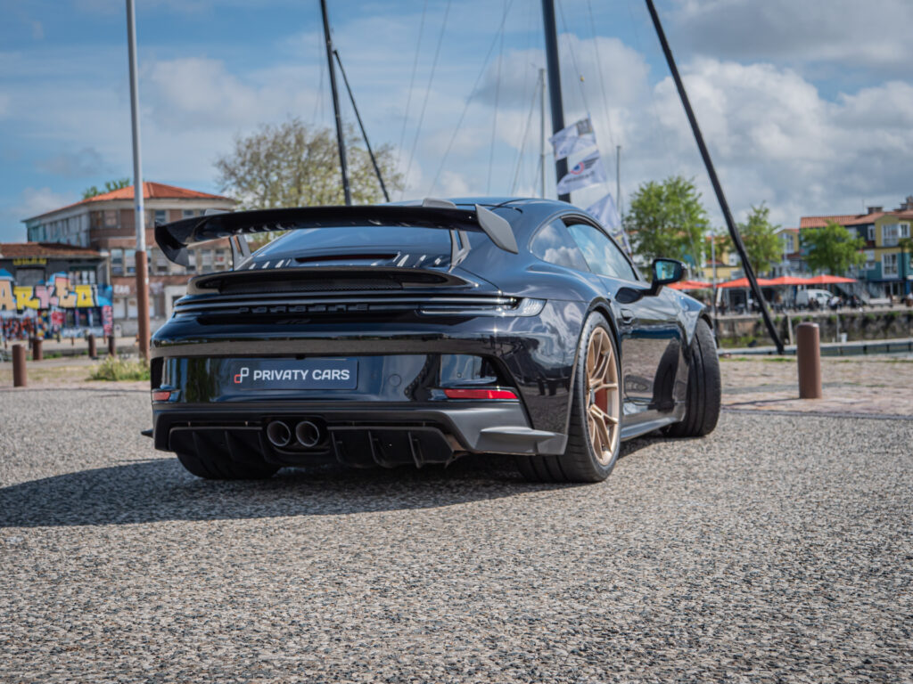 Vue arrière avec aileron et diffuseur – PORSCHE – 911 992 GT3 – 2021 – Noir Intense métallisé – 510 ch – Flat 6 Atmo – 15 900 km – Transmission : Sequentielle – Origine France – Privaty Cars – Véhicules de sport et de luxe d’occasion dans l’Ouest de la France