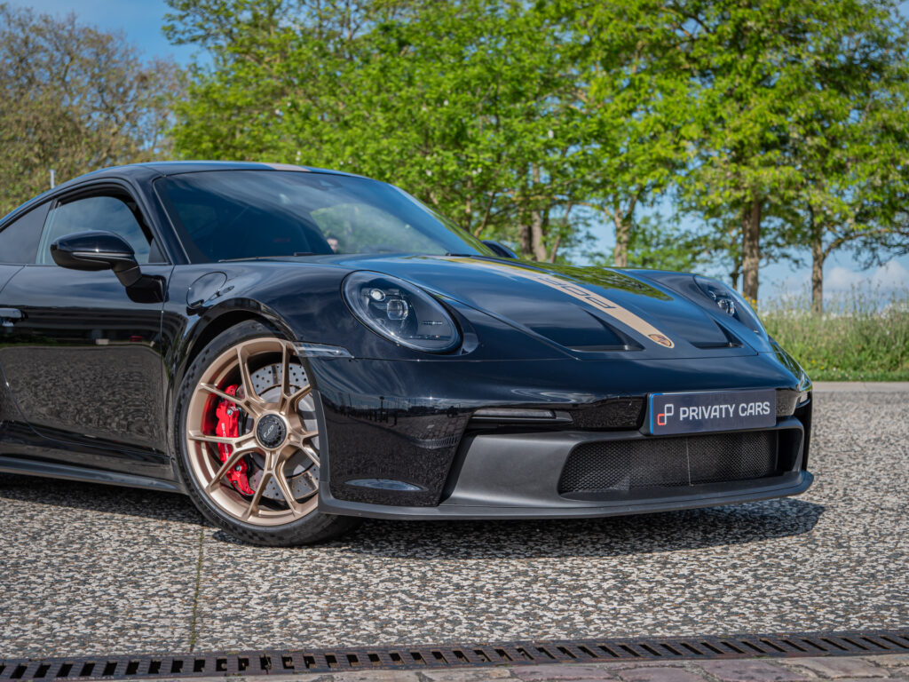 Jante alliage dorée avec étriers rouges – PORSCHE – 911 992 GT3 – 2021 – Noir Intense métallisé – 510 ch – Flat 6 Atmo – 15 900 km – Transmission : Sequentielle – Origine France – Privaty Cars – Service de courtage et recherche automobile premium près de Niort
