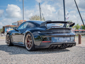 Aileron arrière avec diffuseur intégré – PORSCHE – 911 992 GT3 – 2021 – Noir Intense métallisé – 510 ch – Flat 6 Atmo – 15 900 km – Transmission : Sequentielle – Origine France – Privaty Cars – Véhicules de sport et de luxe d’occasion à La Rochelle