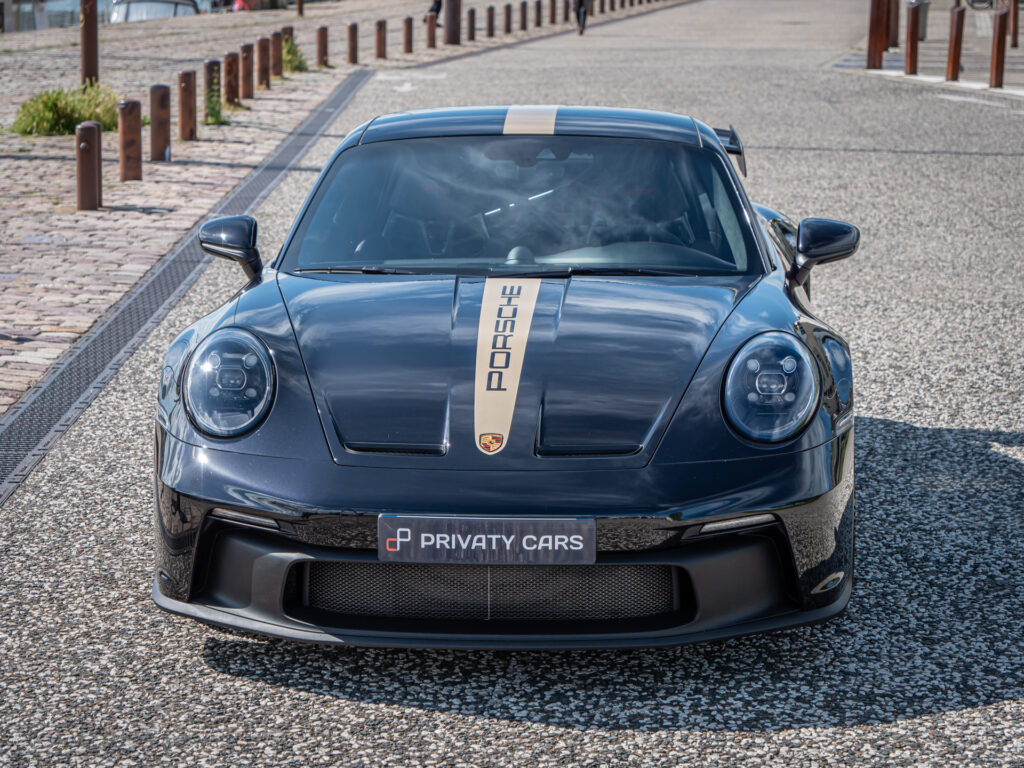 Vue avant avec bandes décoratives – PORSCHE – 911 992 GT3 – 2021 – Noir Intense métallisé – 510 ch – Flat 6 Atmo – 15 900 km – Transmission : Sequentielle – Origine France – Privaty Cars – Véhicules de sport et de luxe d’occasion en Charente-Maritime