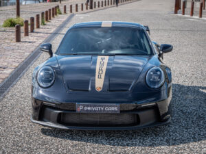 Vue avant avec bandes décoratives – PORSCHE – 911 992 GT3 – 2021 – Noir Intense métallisé – 510 ch – Flat 6 Atmo – 15 900 km – Transmission : Sequentielle – Origine France – Privaty Cars – Véhicules de sport et de luxe d’occasion en Charente-Maritime