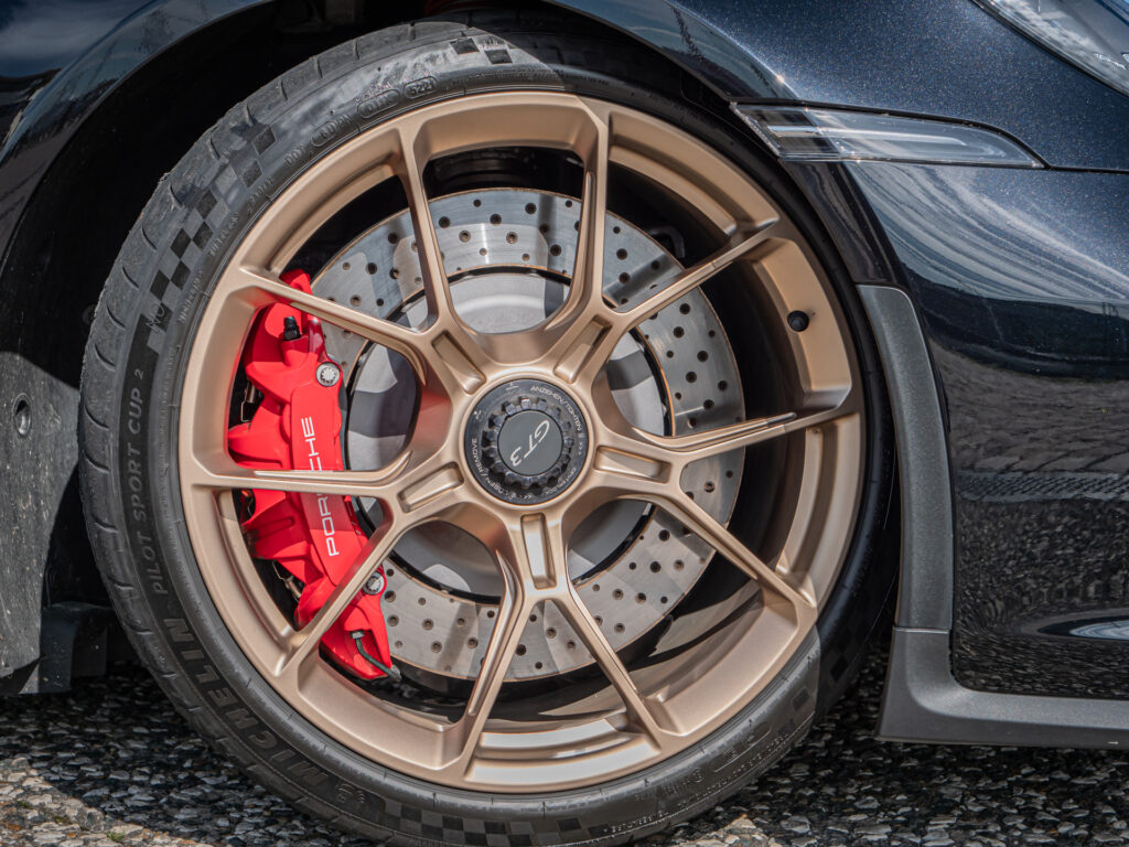 Jantes avec étriers de frein rouges – PORSCHE – 911 992 GT3 – 2021 – Noir Intense métallisé – 510 ch – Flat 6 Atmo – 15 900 km – Transmission : Sequentielle – Origine France – Privaty Cars – Importation de véhicules de prestige et sportifs près de Niort