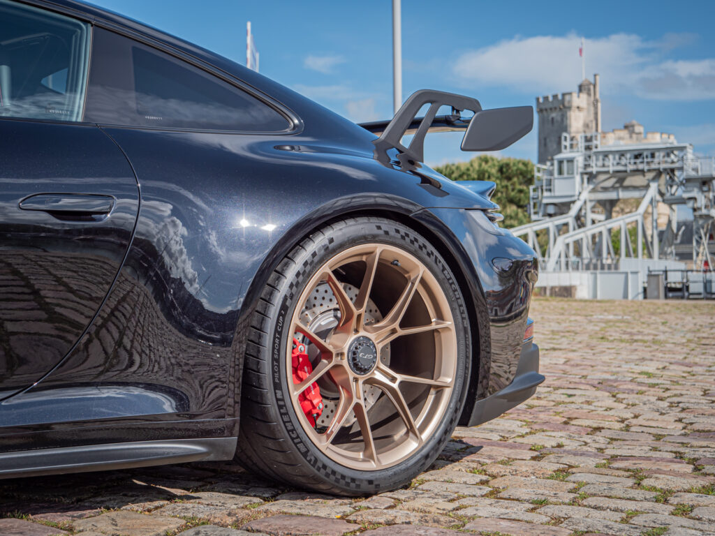 Aileron arrière avec support – PORSCHE – 911 992 GT3 – 2021 – Noir Intense métallisé – 510 ch – Flat 6 Atmo – 15 900 km – Transmission : Sequentielle – Origine France – Privaty Cars – Courtage automobile PORSCHE en Nouvelle-Aquitaine