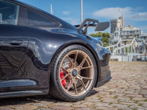 Aileron arrière avec support – PORSCHE – 911 992 GT3 – 2021 – Noir Intense métallisé – 510 ch – Flat 6 Atmo – 15 900 km – Transmission : Sequentielle – Origine France – Privaty Cars – Courtage automobile PORSCHE en Nouvelle-Aquitaine