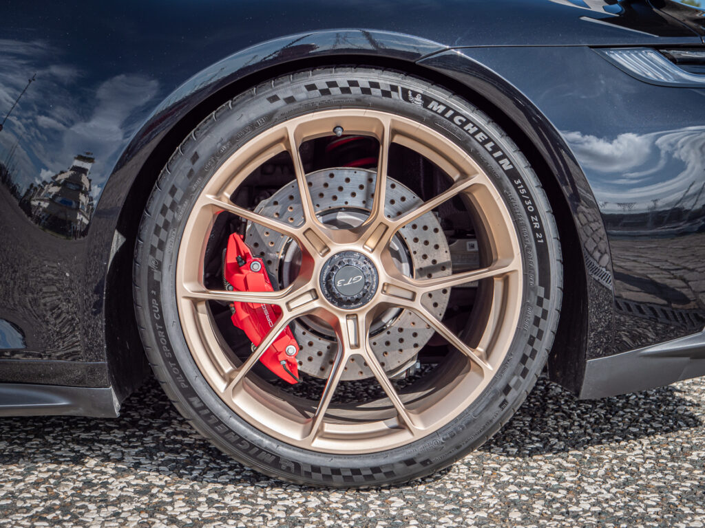 Jantes avec étriers rouges – PORSCHE – 911 992 GT3 – 2021 – Noir Intense métallisé – 510 ch – Flat 6 Atmo – 15 900 km – Transmission : Sequentielle – Origine France – Privaty Cars – Spécialiste des voitures de sport d’occasion dans l’Ouest de la France