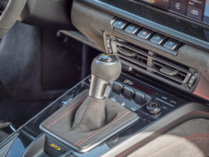 Levier de vitesses en cuir – PORSCHE – 911 992 GT3 – 2021 – Noir Intense métallisé – 510 ch – Flat 6 Atmo – 15 900 km – Transmission : Sequentielle – Origine France – Privaty Cars – Reprise cash de voitures de luxe sans obligation d’achat proche de Bordeaux