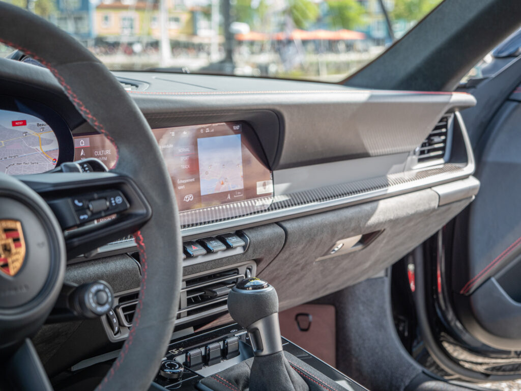 Tableau de bord – PORSCHE – 911 992 GT3 – 2021 – Noir Intense métallisé – 510 ch – Flat 6 Atmo – 15 900 km – Transmission : Sequentielle – Origine France – Privaty Cars – Achat et vente de supercars d’occasion près de Poitiers