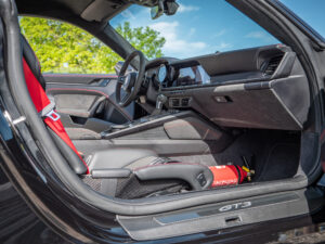 Siège baquet rouge avec harnais – PORSCHE – 911 992 GT3 – 2021 – Noir Intense métallisé – 510 ch – Flat 6 Atmo – 15 900 km – Transmission : Sequentielle – Origine France – Privaty Cars – Rachat express de supercars et hypercars en Nouvelle-Aquitaine