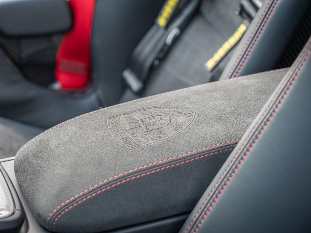 Accoudoir en alcantara avec logo – PORSCHE – 911 992 GT3 – 2021 – Noir Intense métallisé – 510 ch – Flat 6 Atmo – 15 900 km – Transmission : Sequentielle – Origine France – Privaty Cars – Expertise et vente de modèles Super Sport à La Rochelle