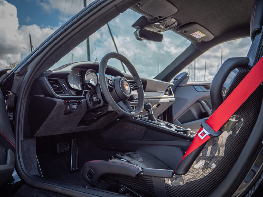 Tableau de bord – PORSCHE – 911 992 GT3 – 2021 – Noir Intense métallisé – 510 ch – Flat 6 Atmo – 15 900 km – Transmission : Sequentielle – Origine France – Privaty Cars – Négoce de véhicules GT et sportives d’exception près de Poitiers