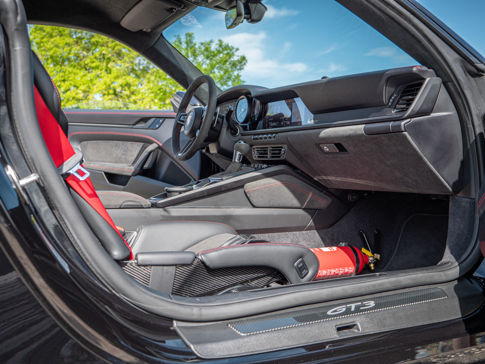 Siège baquet rouge avec harnais – PORSCHE – 911 992 GT3 – 2021 – Noir Intense métallisé – 510 ch – Flat 6 Atmo – 15 900 km – Transmission : Sequentielle – Origine France – Privaty Cars – Rachat express de supercars et hypercars en Nouvelle-Aquitaine