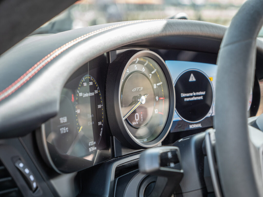 Tableau de bord avec compte-tours – PORSCHE – 911 992 GT3 – 2021 – Noir Intense métallisé – 510 ch – Flat 6 Atmo – 15 900 km – Transmission : Sequentielle – Origine France – Privaty Cars – Expert des voitures de prestige d’occasion en Nouvelle-Aquitaine