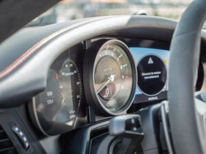 Tableau de bord avec compte-tours – PORSCHE – 911 992 GT3 – 2021 – Noir Intense métallisé – 510 ch – Flat 6 Atmo – 15 900 km – Transmission : Sequentielle – Origine France – Privaty Cars – Expert des voitures de prestige d’occasion en Nouvelle-Aquitaine