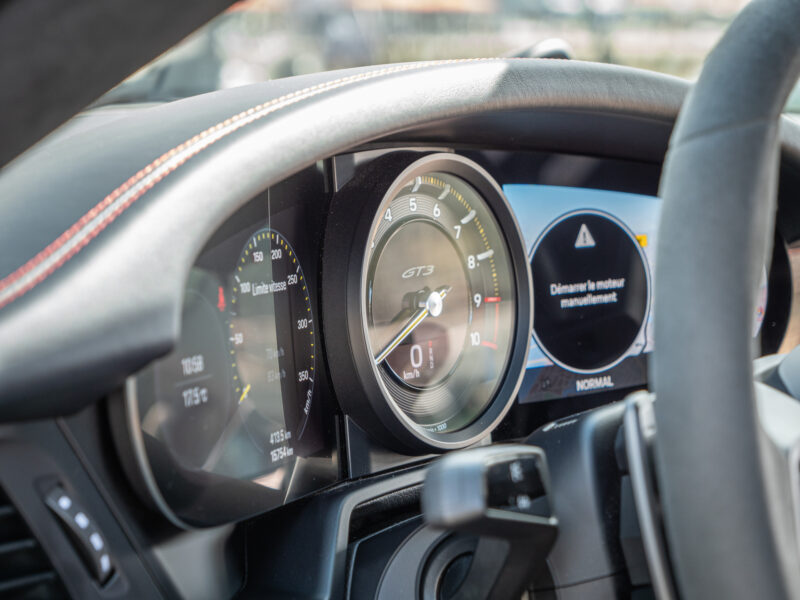 Tableau de bord avec compte-tours – PORSCHE – 911 992 GT3 – 2021 – Noir Intense métallisé – 510 ch – Flat 6 Atmo – 15 900 km – Transmission : Sequentielle – Origine France – Privaty Cars – Expert des voitures de prestige d’occasion en Nouvelle-Aquitaine