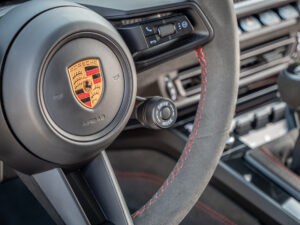Volant – PORSCHE – 911 992 GT3 – 2021 – Noir Intense métallisé – 510 ch – Flat 6 Atmo – 15 900 km – Transmission : Sequentielle – Origine France – Privaty Cars – Rachat immédiat de véhicules de prestige en Charente-Maritime