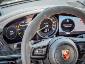 Volant – PORSCHE – 911 992 GT3 – 2021 – Noir Intense métallisé – 510 ch – Flat 6 Atmo – 15 900 km – Transmission : Sequentielle – Origine France – Privaty Cars – Conciergerie automobile pour véhicules de sport près de Poitiers