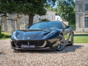 À vendre – FERRARI – 812 Superfast – 2018 – Nero DS 1250 – 29 900 km – 800 ch – V12 – Transmission : Sequentielle – Photo principale – Origine Allemagne – Privaty Cars – Mandat de vente pour automobiles de luxe près de Poitiers